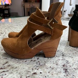 Free People tan brown suede clogs. Size 37
